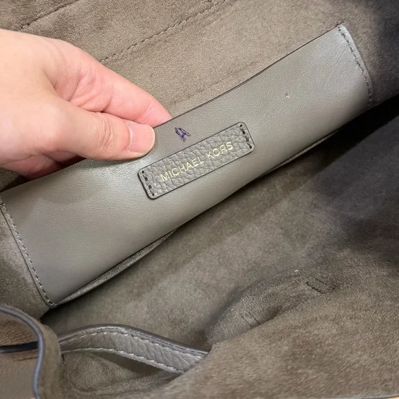 LIKE NEW Michael Kors Women’s Junie Medium Leather Flap Backpack - Picture 4 of 6